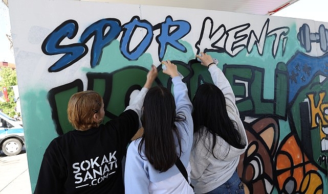 Başkan Çerçioğlu 8 Mart Dünya Kadınlar Günü’nde vatandaşları sevilen sanatçı Nükhet Duru ile buluşturdu