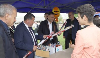 Bayındır’da 23 Nisan Coşkusu Gökyüzüne Taşındı: Stadyumda Uçurtma Şenliği