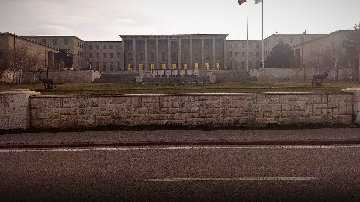 Kırşehir Yenice Mahallesi’nde yol çöktü! Asfaltın altında büyük boşluk